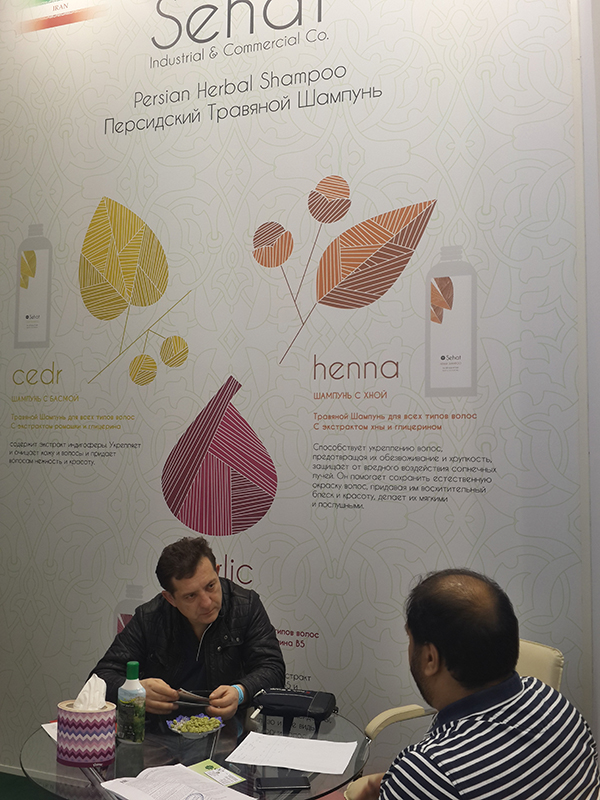 مذاکره و گفتگو علاقه مندان به محصولات گیاهی حین بازدید از غرفه ی صحت در روسیه